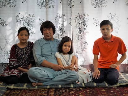Mohammad Zarin, que fue intérprete de las tropas españolas en Afganistán, junto a sus hijos en Islamabad