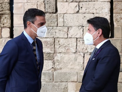 Pedro Sánchez conversa con el primer ministro italiano, Giuseppe Conte, este miércoles en Palma de Mallorca.