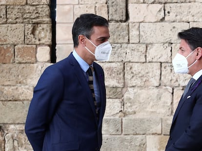 Pedro Sánchez conversa con el primer ministro italiano, Giuseppe Conte, este miércoles en Palma de Mallorca.