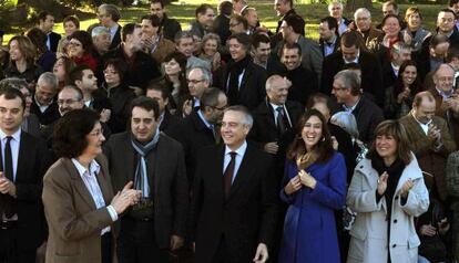 Pere Navarro, ayer, con un centenar de alcaldes y concejales socialistas.