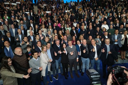 El presidente de la Xunta de Galicia, Alfonso Rueda; el presidente del PP; Alberto Núñez Feijóo; y la candidata del PP a la alcaldía de Pol (Lugo), Nicole Grueira (en el centro), durante el acto de presentación de los candidatos a las elecciones municipales, el sábado en Santiago de Compostela.