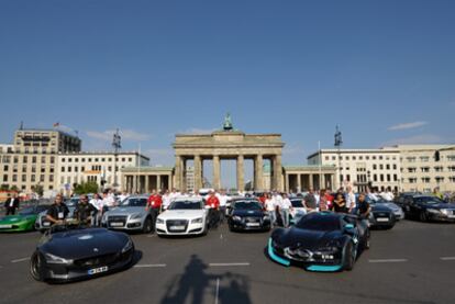 Los participantes en la Challenge Bibendum ante la Puerta de Brandeburgo (Berlín).