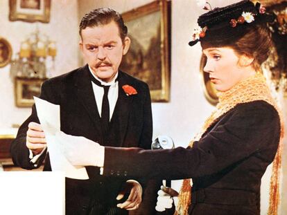 David Tomlinson y Julie Andrews durante una escena de 'Mary Poppins'.