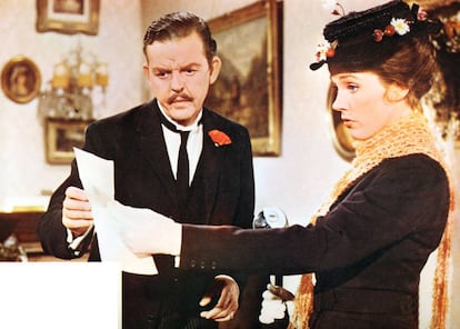 David Tomlinson y Julie Andrews durante una escena de 'Mary Poppins'.