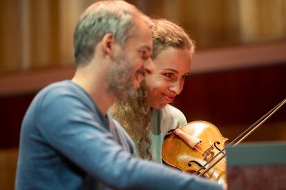 Gesto de complicidad entre el clavecinista Johannes Keller y la violinista Eva Saladin durante su concierto dedicado a las improvisaciones a partir de originales tanto vocales como instrumentales en el Festival de Música Antigua de Utrecht.