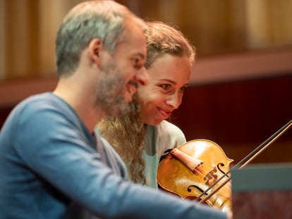 Gesto de complicidad entre el clavecinista Johannes Keller y la violinista Eva Saladin durante su concierto dedicado a las improvisaciones a partir de originales tanto vocales como instrumentales en el Festival de Música Antigua de Utrecht.