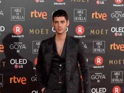 Eduardo Casanova huye de los estereotipos de género y aparece en tacones en la gala de los Goya 2018.