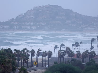 Fuerte oleaje ante la llegada del huracán Kay en Los Cabos (México). El huracán Kay, de categoría 2 en la escala Saffir-Simpson, que avanzó paralelo a la costa del estado mexicano de Baja California Sur.