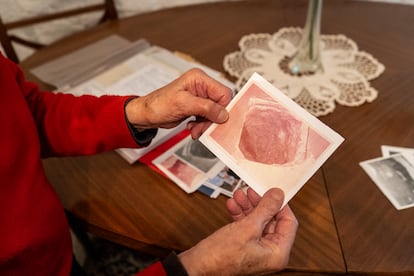 Serrana Auliso muestra una foto del boquete que los tupamaros abrieron en el salón de su casa.