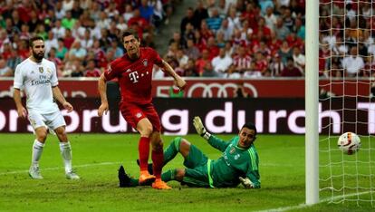 Lewandowski marca el gol del Bayern.