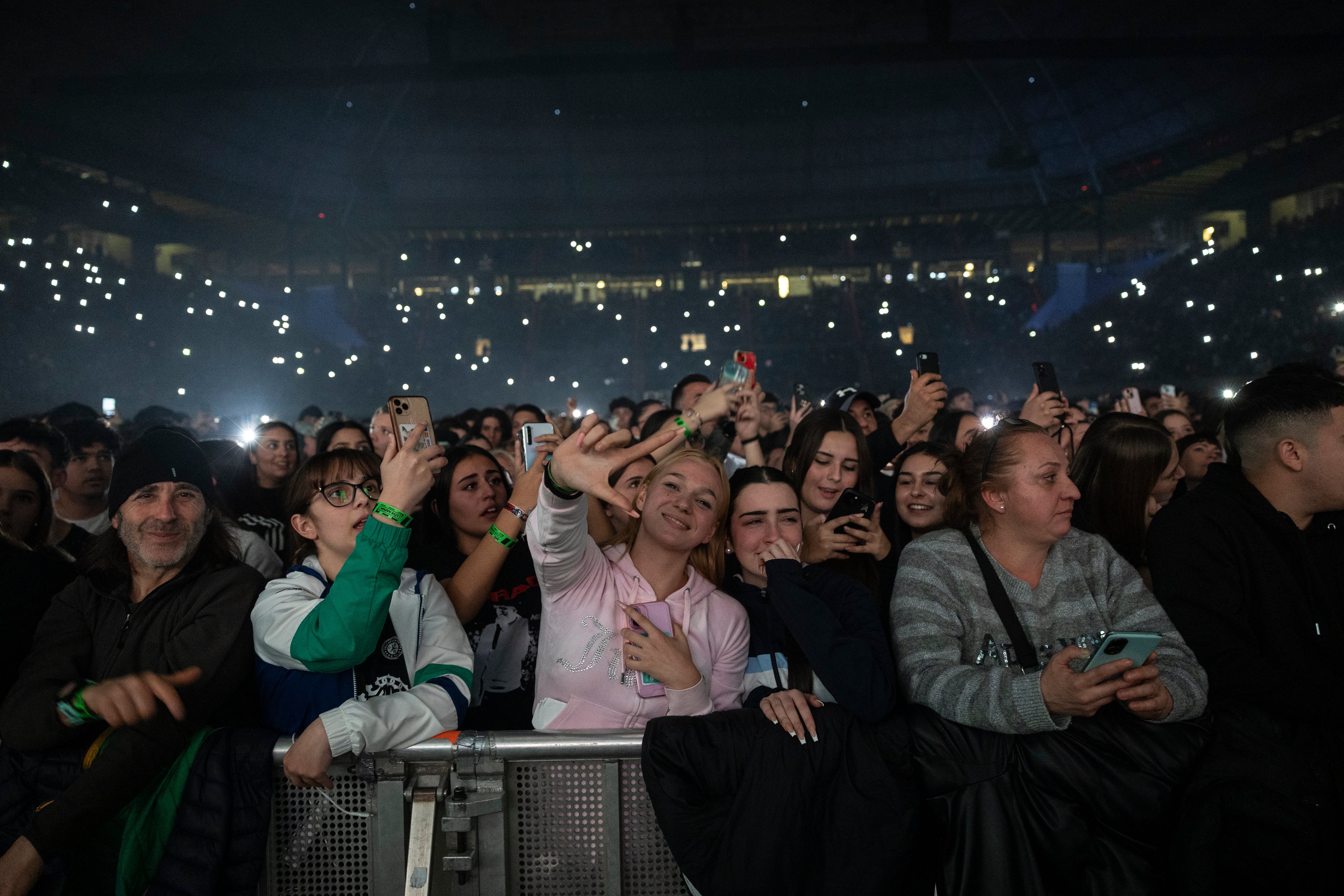 Asistentes al concierto de Morad, el 3 de enero de 2025, en el Palau Sant Jordi.