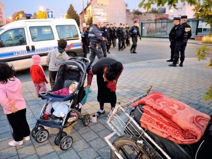 La policía francesa vigila a una familia gitana que desaloja un campamento en Roubaix el 3 de octubre.