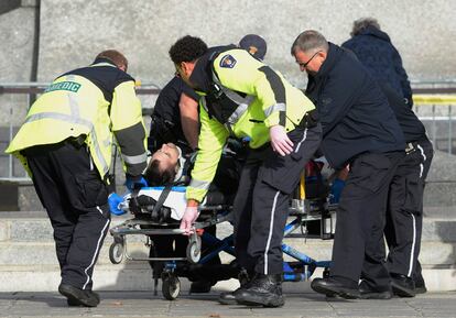 Um soldado canadense foi atingido por um tiroteio registrado no monumento em Ottawa feito em homenagem aos falecidos em guerras. Na imagem socorristas atendem um ferido.