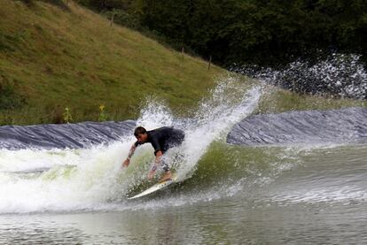 El surfista Aritz Aramburu coge una de las olas artificiales del Wave Garden de Aizarnazabal.