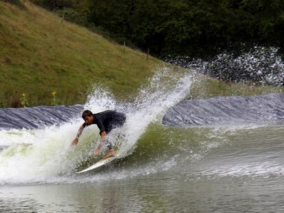 El surfista Aritz Aramburu coge una de las olas artificiales del Wave Garden de Aizarnazabal.