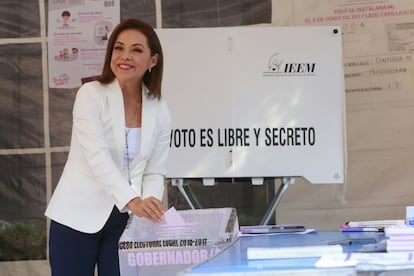 Josefina Vazquez Mota, candidata a gobernador por el Partido Acción Nacional (PAN), vota este domingo en el municipio de Huixquilucan (México).
