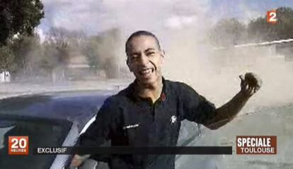 Captura de video tomada de unas imágenes de la televisión nacional francesa France 2 que muestra a quien podría ser el asesino de Toulouse de 24 años, Mohamed Merah.