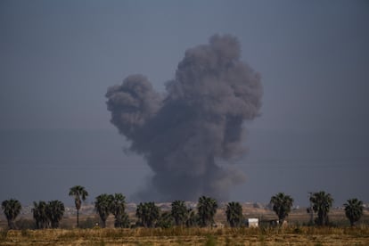 Una columna de humo se eleva sobre Gaza ayer jueves tras un ataque israelí.
