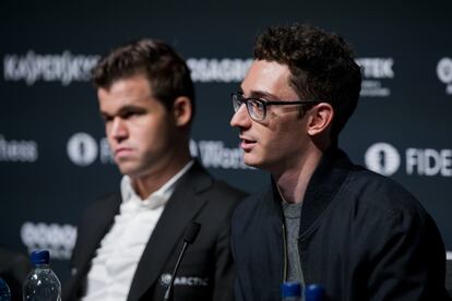 Magnus Carlsen (izquierda) y Fabiano Caruana, durante la conferencia de prensa inaugural del duelo de Londres, el pasado día 8.