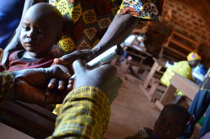 Se marca la punta del dedo de los niños un marcador para indicar que ha sido vacunado en Lanome, Bangassou (República Centroafricana).