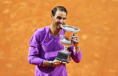 Rafael Nadal posa con el trofeo tras ganar en la final del Master 1000 de Roma a Novak Djokovic.