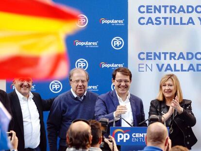 El presidente de la Junta, Fernández Mañueco, con el expresidente Juan Vicente Herrera y la candidata a la alcaldía de Valladolid. 