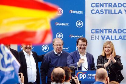 El presidente de la Junta, Fernández Mañueco, con el expresidente Juan Vicente Herrera y la candidata a la alcaldía de Valladolid. 