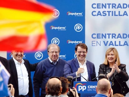 El presidente de la Junta, Fernández Mañueco, con el expresidente Juan Vicente Herrera y la candidata a la alcaldía de Valladolid. 