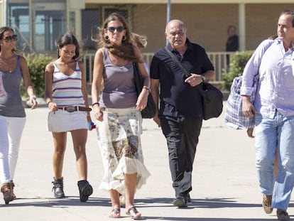 Gerardo Díaz Ferrán, de negro, acompañado de su familia a la salida de la cárcel de Soto del Real para su primer permiso penitenciario