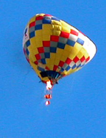 El globo siniestrado, con la barquilla en llamas.