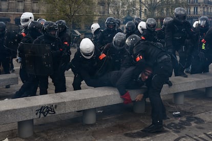 Las fuerzas de seguridad inmovilizan a un manifestante, este viernes en París.