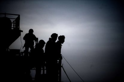 Soldados a bordo del buque ucranio stavutich Marina anclado en el puerto de Sebstopol