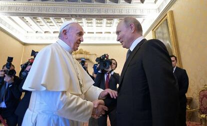 El papa Francisco saluda a Vladímir Putin a su llegada al Vaticano.