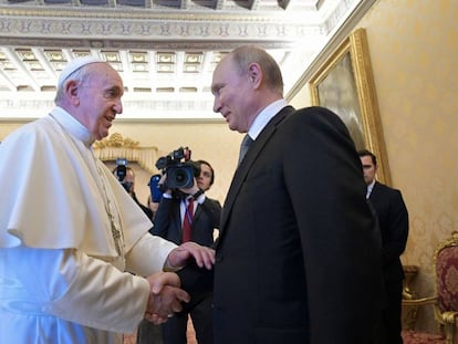 El papa Francisco saluda a Vladímir Putin a su llegada al Vaticano.