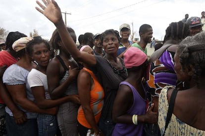 Haitians stand in line to receive food in Port-Salut (Haiti).