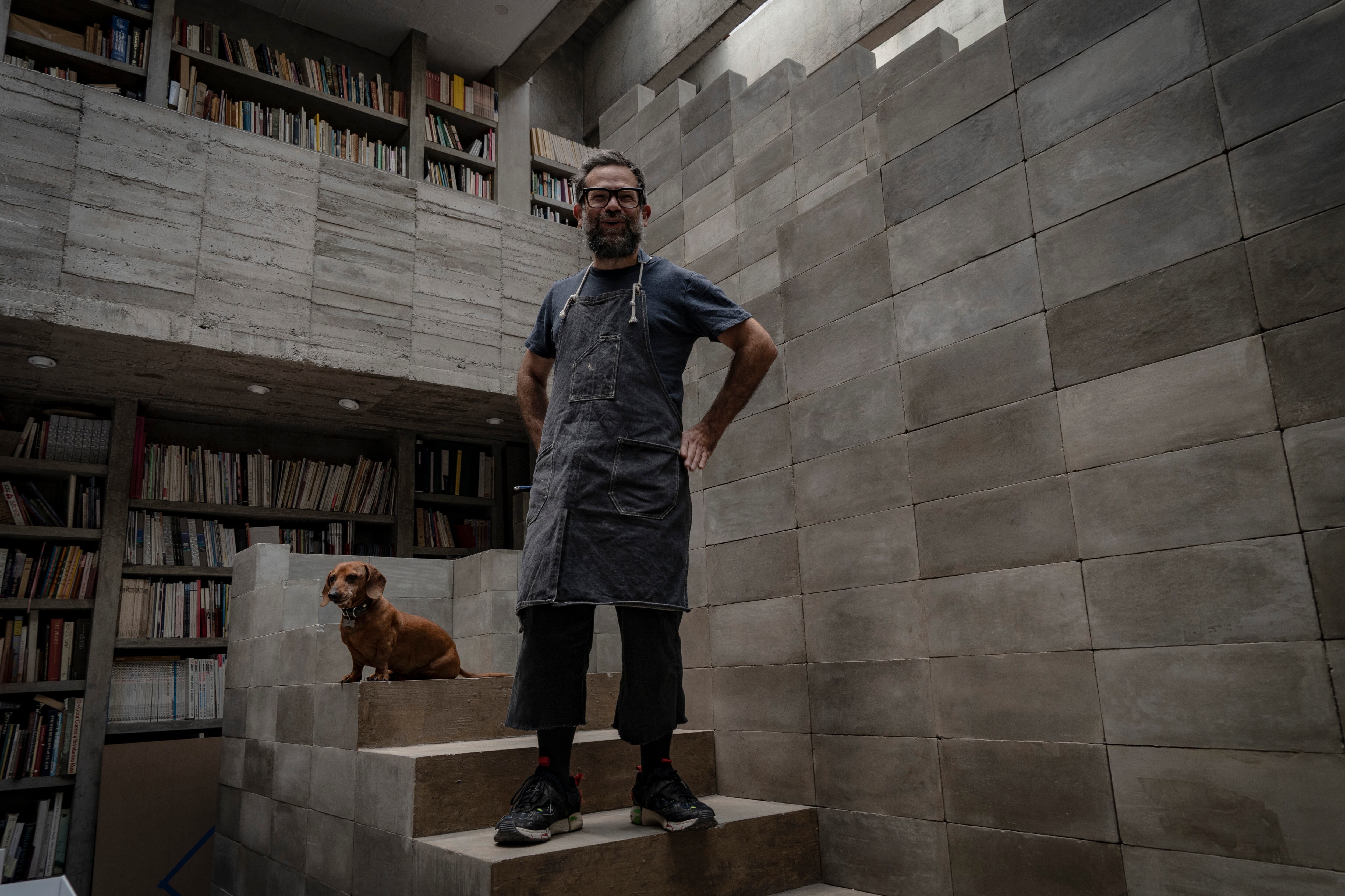 Pedro Reyes en su biblioteca 'Tlacuilo'.