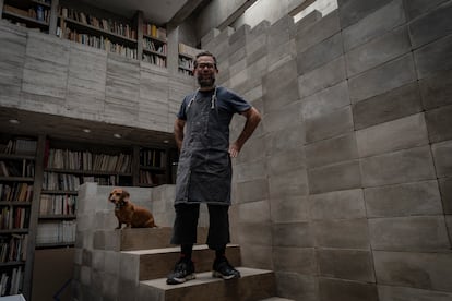 Pedro Reyes, el escultor de la obra Tlali