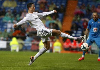 Ronaldo intenta un remate a portería