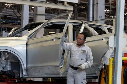 Trabajadores en la planta de Volkswagen en Puebla (México), en 2019.