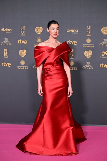 Blanca Romero, que tras su paso por 'MasterChef Celebrity' va a estrenar la película 'La abadesa', de Antonio Chavarrías, con un vestido rojo satinado de Isabel Sanchís.