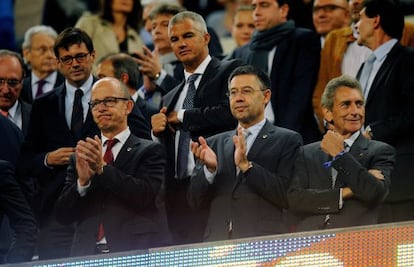 Bartomeu y Cardoner, a la izquierda, aplauden en el palco del Camp Nou.