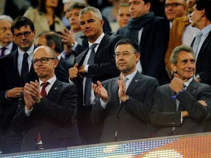 Bartomeu y Cardoner, a la izquierda, aplauden en el palco del Camp Nou.
