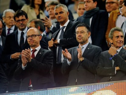 Bartomeu y Cardoner, a la izquierda, aplauden en el palco del Camp Nou.