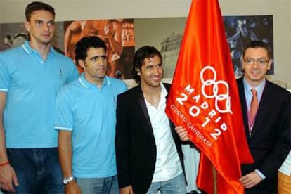 Gasol, Indurain y Raúl, junto a Alberto Ruiz-Gallardón, ayer en Singapur.