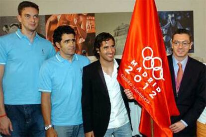 Gasol, Indurain y Raúl, junto a Alberto Ruiz-Gallardón, ayer en Singapur.