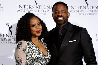 La actriz estadounidense Danielle Mone Truitt (izquierda) y el actor británico Chike Okonkwo posan durante la 49 edición de los Premios Emmy Internacionales.