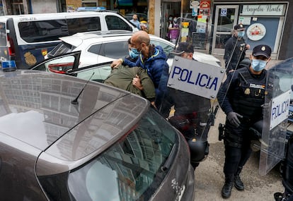 Agentes de Policía introducen en el coche a uno de los detenidos este sábado en una vivienda de la calle Francisco Grandmontagne de Burgos.