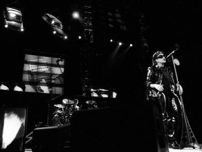 Bono en una actuaci&oacute;n en Madrid en 1993.