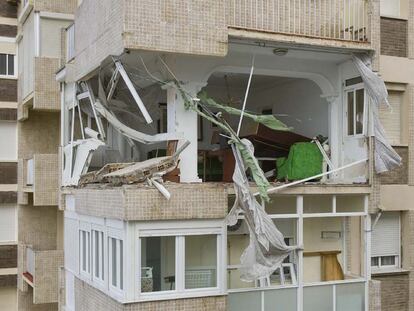 Estado en el que quedó una vivienda en el paseo marítimo de Cádiz tras el tornado.