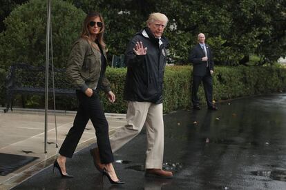El zapato de tacón de Melania Trump se convirtió en un símbolo -efímero- de la desconexión que tiene el clan presidencial con la realidad. La primera dama de Estados Unidos eligió en un primer momento un stiletto de vértigo para la primera visita a la zona afectada por el huracán Harvey.